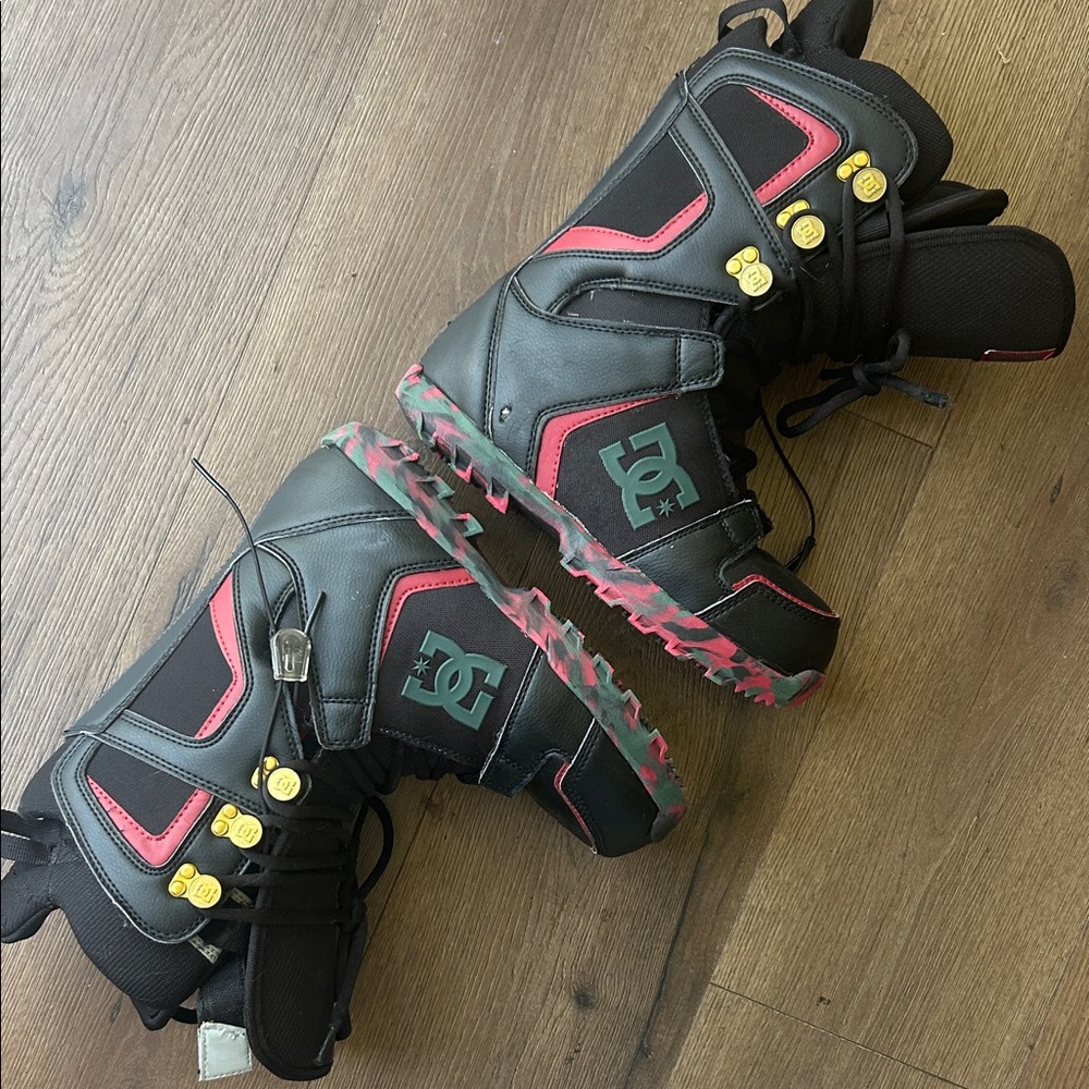 DC Black Snowboard Boots with red Accents and gold Hardware ! Size 7